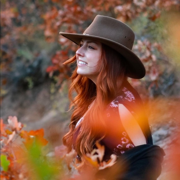 Meet your Posher, Emily - Picture 2 of 2